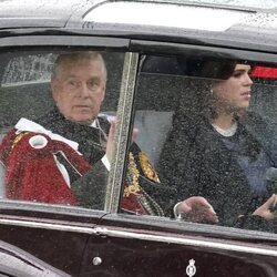 El Príncipe Andrés y Eugenia de York llegando a la Coronación de Carlos III