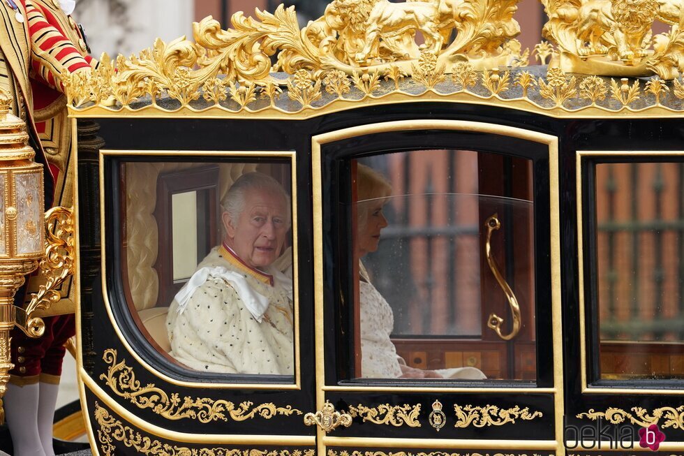 El Rey Carlos III y la Reina Camilla en la carroza antes de la Coronación