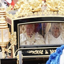 Los Reyes Carlos y Camilla en la carroza antes de la Coronación