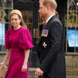 El Príncipe Harry y Beatriz de York en la Coronación de Carlos III