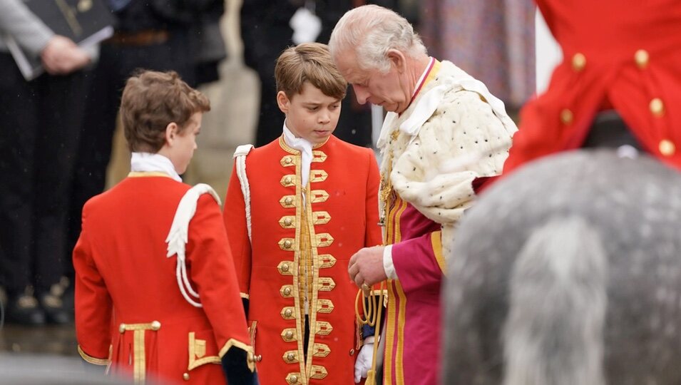 El Príncipe George y el Rey Carlos a su llegada a la Coronación