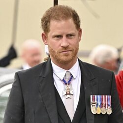 El Príncipe Harry entrando a la Abadía para la Coronación de Carlos III