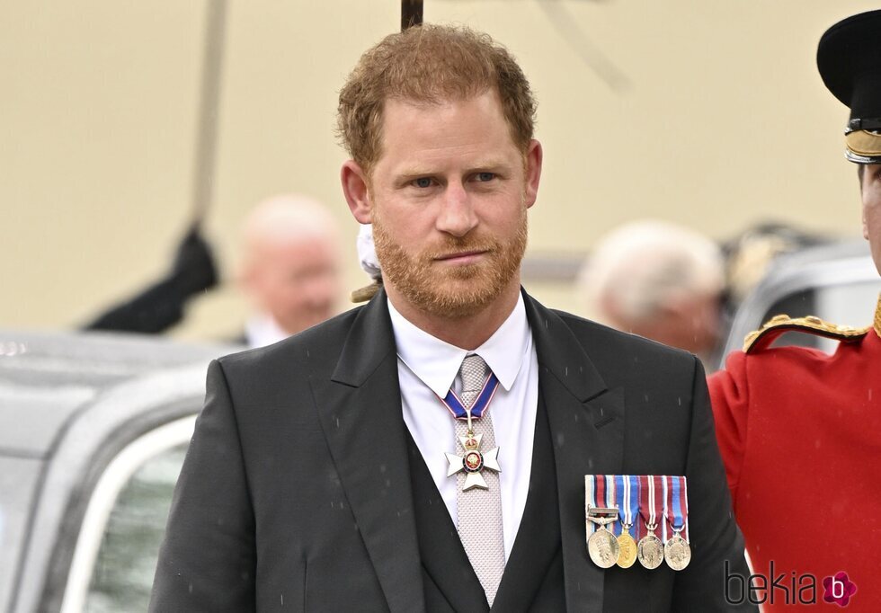 El Príncipe Harry entrando a la Abadía para la Coronación de Carlos III