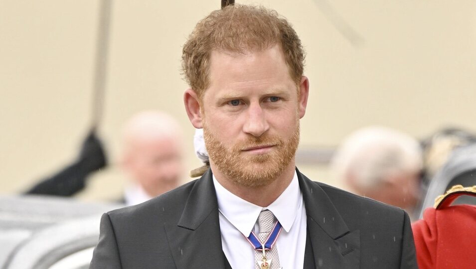 El Príncipe Harry entrando a la Abadía para la Coronación de Carlos III