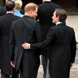 El Príncipe Harry y Edoardo Mappelli en la Coronación de Carlos III