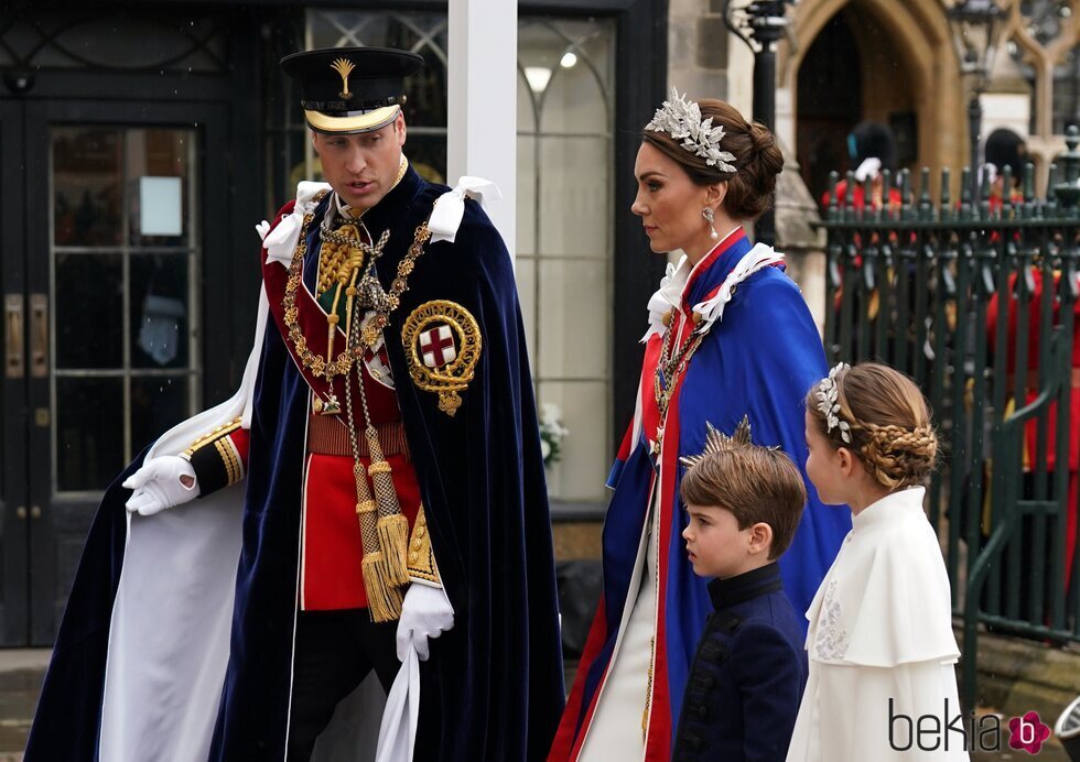 El Príncipe Guillermo, Kate Middleton, Charlotte y Louis en la Coronación de Carlos III