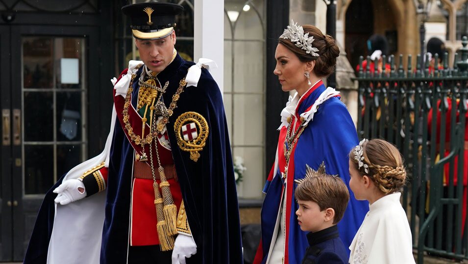 El Príncipe Guillermo, Kate Middleton, Charlotte y Louis en la Coronación de Carlos III