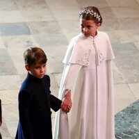 La Princesa Charlotte y el Príncipe Louis cogidos de la mano en la Coronación de Carlos III