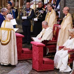 Los Reyes Carlos y Camilla en el servicio de la Coronación