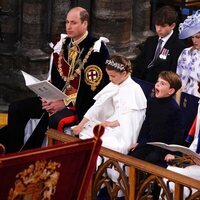 El Príncipe Louis bostezando durante la ceremonia de la Coronación de Carlos III