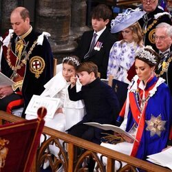 El Príncipe Louis y la Princesa Charlotte hablando durante la Coronación de Carlos III