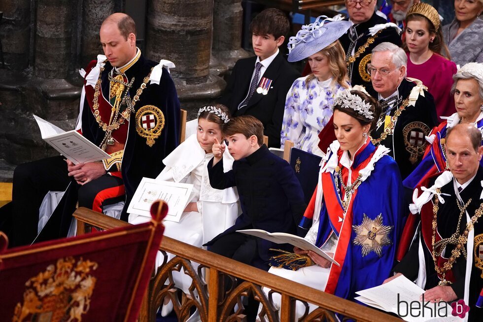 El Príncipe Louis y la Princesa Charlotte hablando durante la Coronación de Carlos III