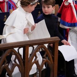 La Princesa Charlotte y el Príncipe Louis, cómplices durante la Coronación de Carlos III