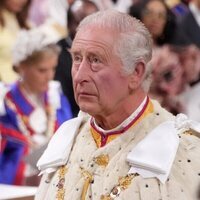 El Rey Carlos III con la mirada hacia arriba en la Coronación