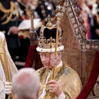 El Rey Carlos III con la corona de San Eduardo