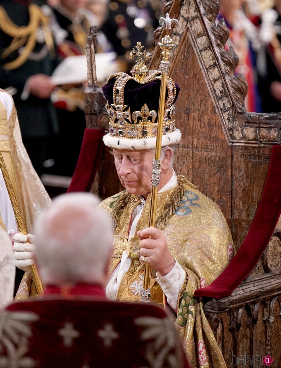 El Rey Carlos III con la corona de San Eduardo