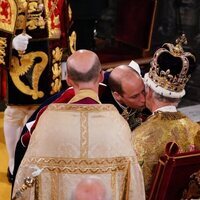 El Príncipe Guillermo besa a su padre, el Rey Carlos III, en el servicio de la Coronación