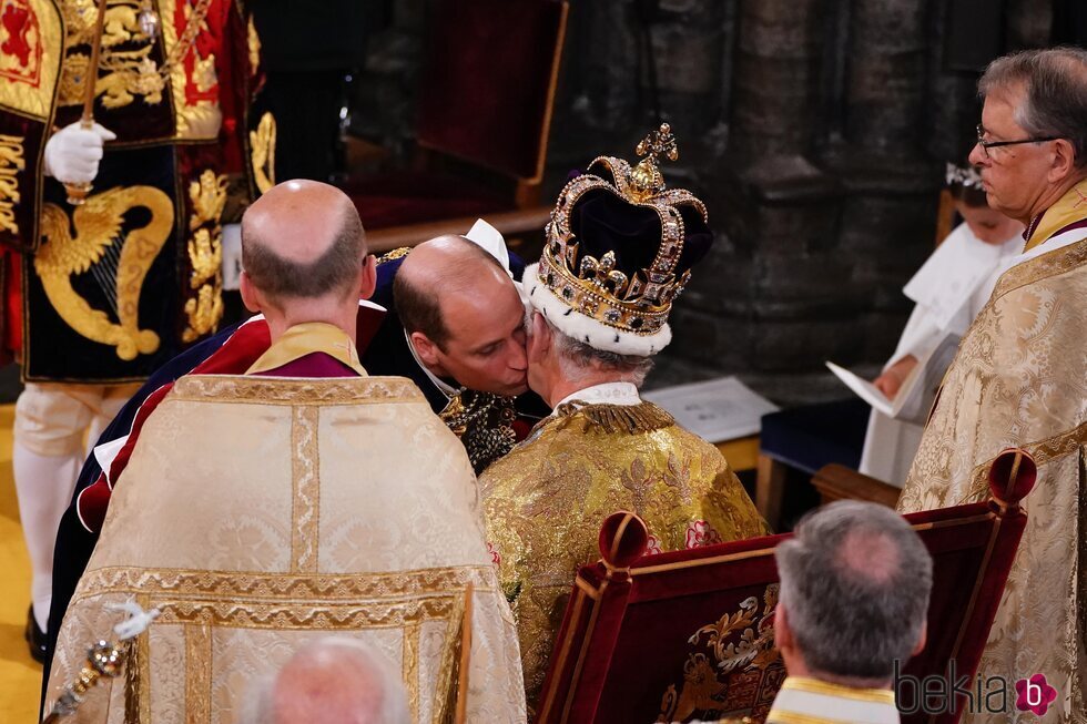 El Príncipe Guillermo besa a su padre, el Rey Carlos III, en el servicio de la Coronación