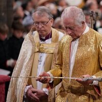 El Rey Carlos con una capa de oro en la Coronación