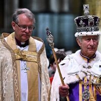 El Rey Carlos III con la corona, el cetro y orbe en la Coronación