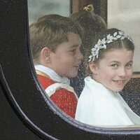 La Princesa Charlotte y el Príncipe George en la carroza tras la Coronación de Carlos III