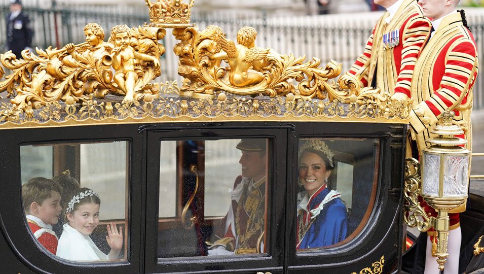 El Príncipe Guillermo y Kate Middleton y sus hijos en la Procesión de la Coronación en la Coronación de Carlos III