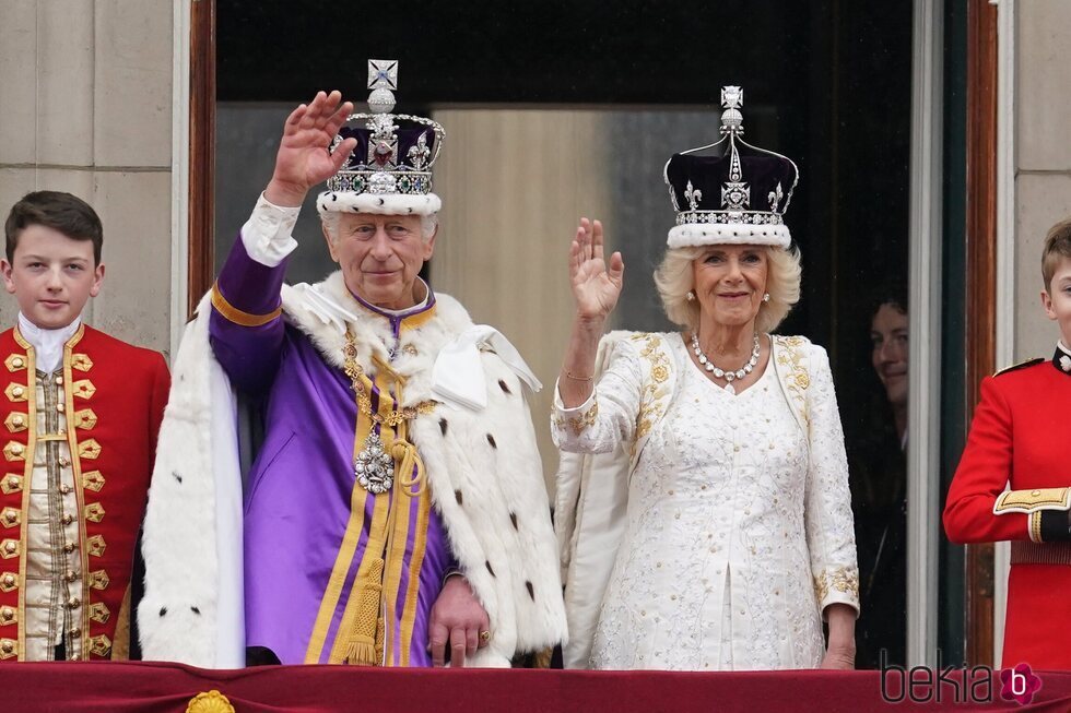 El Rey Carlos III y la Reina Camilla son fotografiados en el balcón de Buckingham Palace tras la Coronación