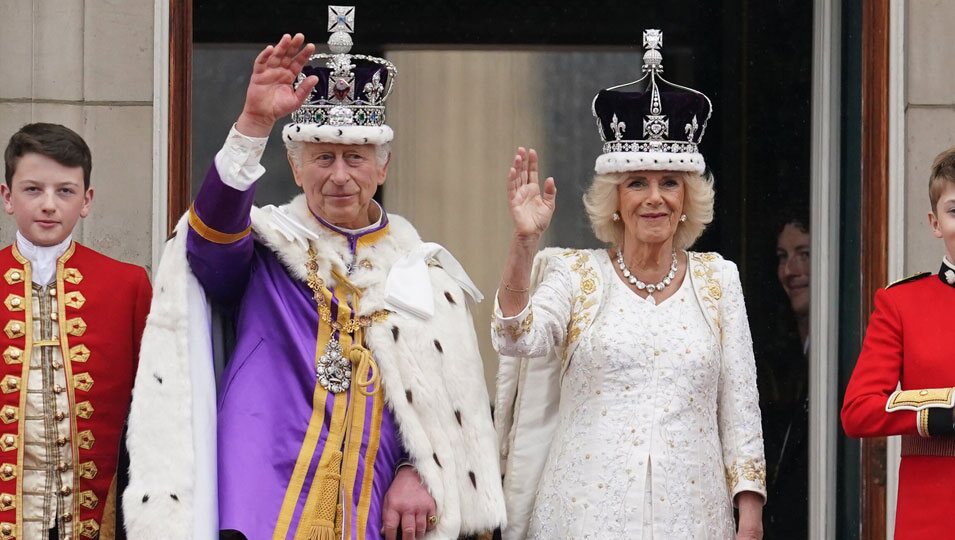 El Rey Carlos III y la Reina Camilla son fotografiados en el balcón de Buckingham Palace tras la Coronación