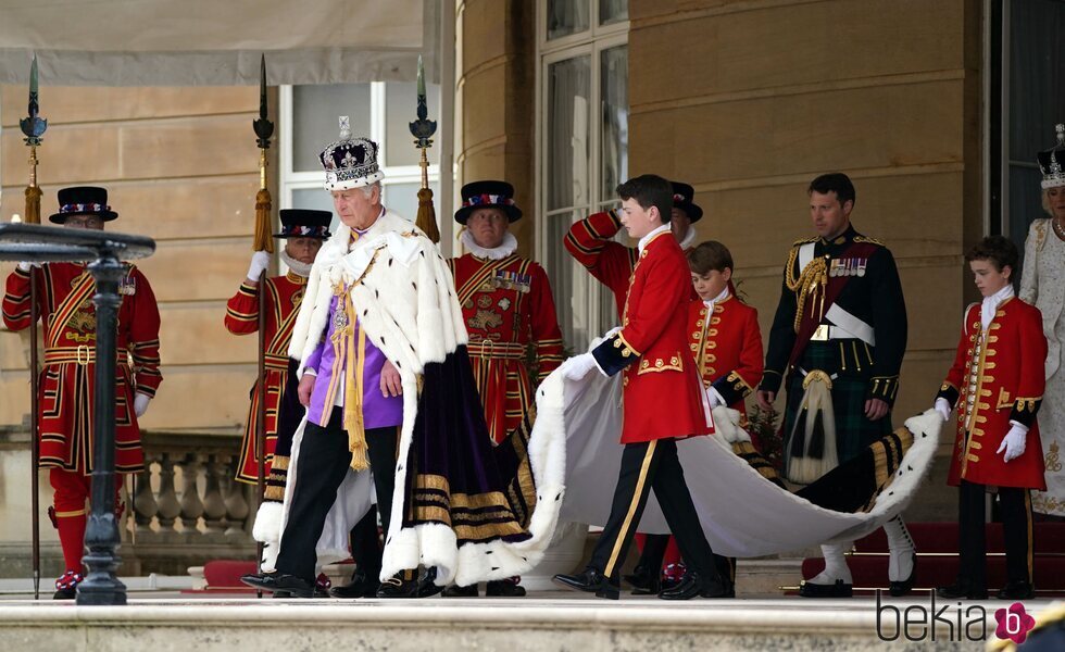 El Rey Carlos III saliendo a saludar a las tropas tras la Coronación