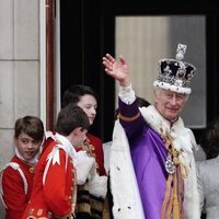 El Rey Carlos III saludando desde el balcón de Buckingham Palace tras la Coronación