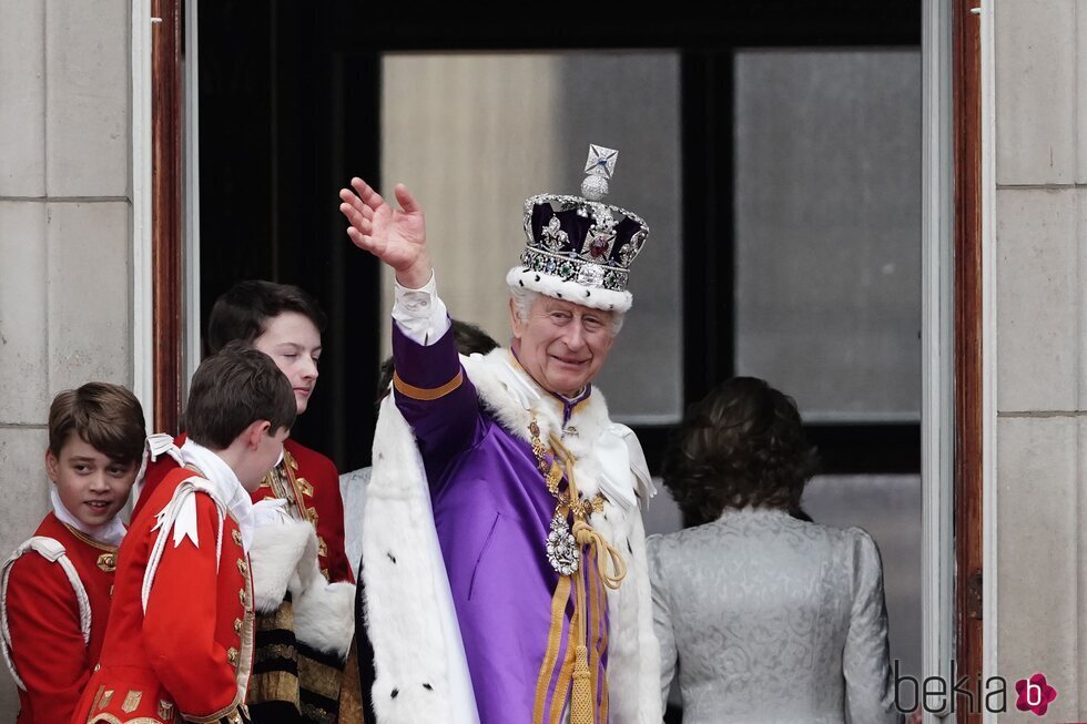 El Rey Carlos III saludando desde el balcón de Buckingham Palace tras la Coronación