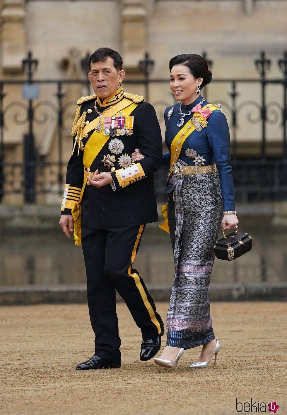 Los Reyes de Tailandia llegando a la Coronación de Carlos III