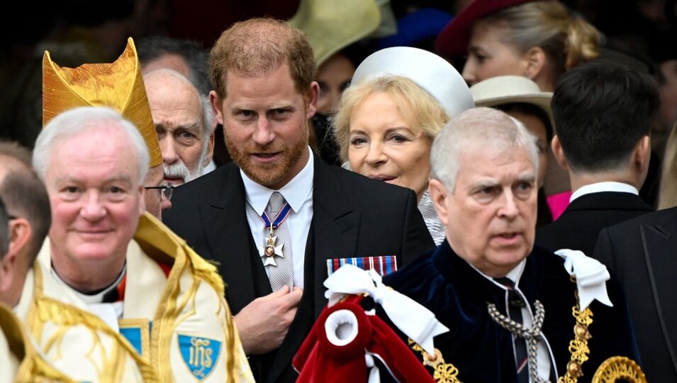 El Príncipe Harry y el Príncipe Andrés en la Coronación de Carlos III