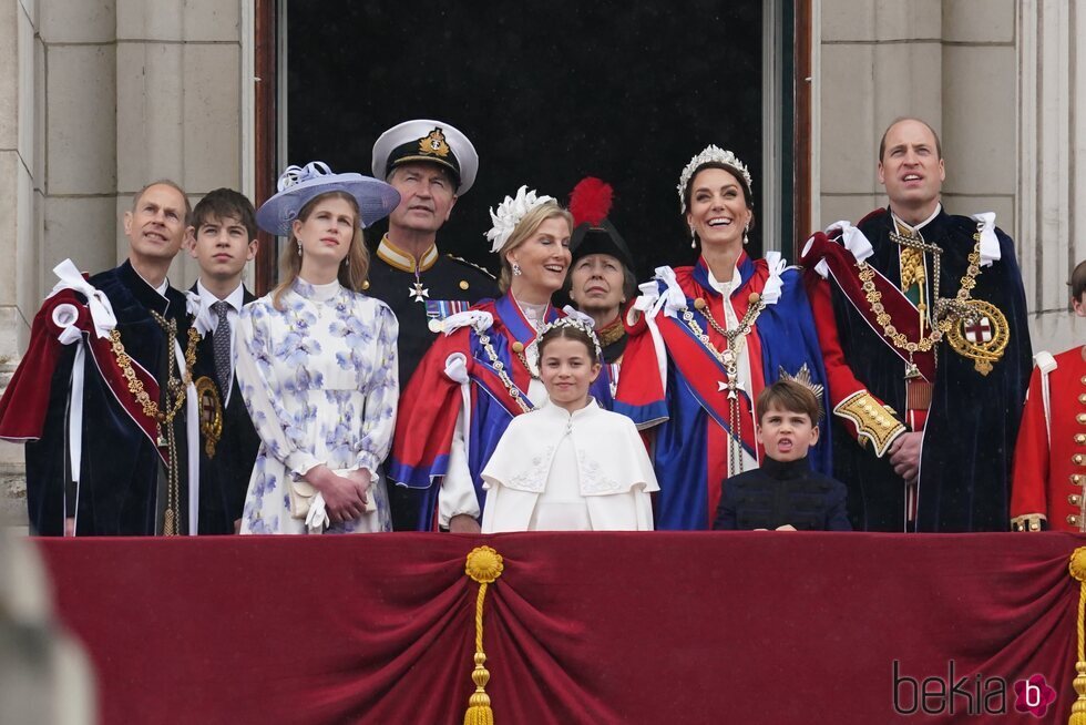 La Familia Real británica en el balcón tras la Coronación de Carlos III