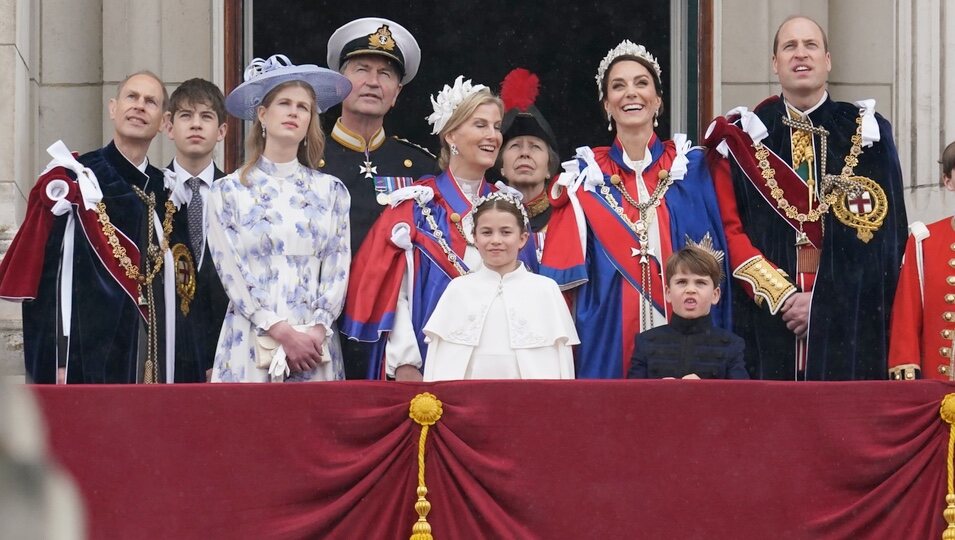 La Familia Real británica en el balcón tras la Coronación de Carlos III