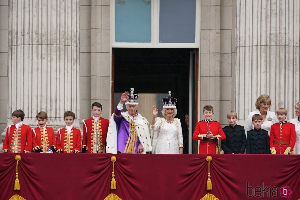 El Rey Carlos y la Reina Camilla en el balcón de Buckingham Palace tras ser coronados