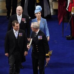 Mike Tindall, Zara Phillips y Peter Phillips en la Coronación de Carlos III