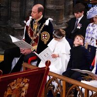 El Príncipe Guillermo, Kate Middleton, la Princesa Charlotte y el Príncipe Louis, que mira curioso hacia arriba