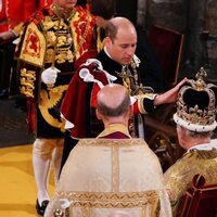 El Príncipe Guillermo posa su mano sobre la corona del Rey Carlos III