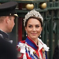 Kate Middleton, sonriente a la salida de la Coronación de Carlos III