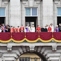 La Familia Real en el balcón de Buckingham Palace tras la Coronación de Carlos III