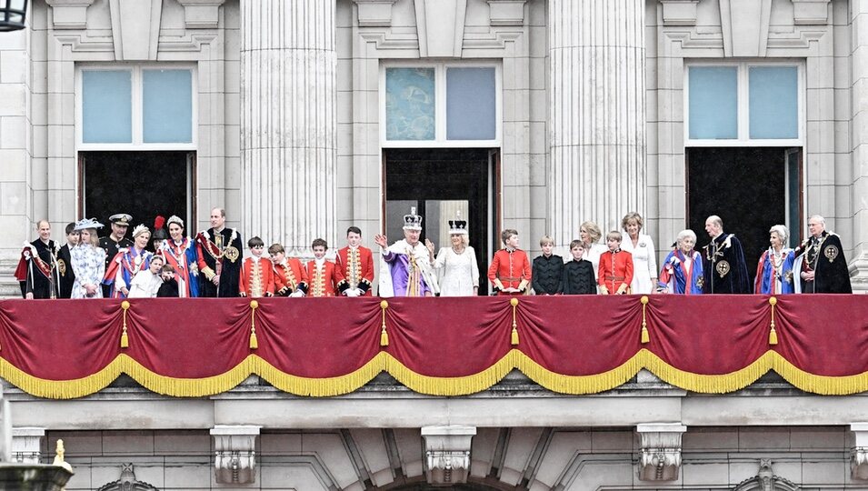 La Familia Real en el balcón de Buckingham Palace tras la Coronación de Carlos III