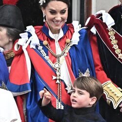 Kate Middleton y el Príncipe Louis en una foto divertida en el balcón de Buckingham Palace