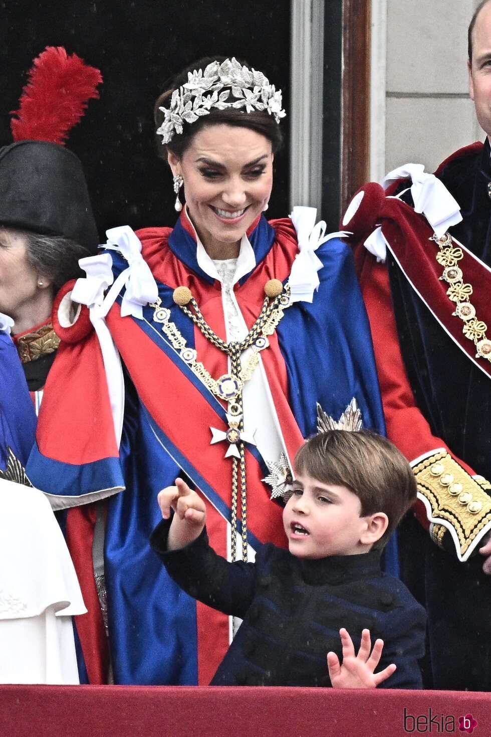 Kate Middleton y el Príncipe Louis en una foto divertida en el balcón de Buckingham Palace