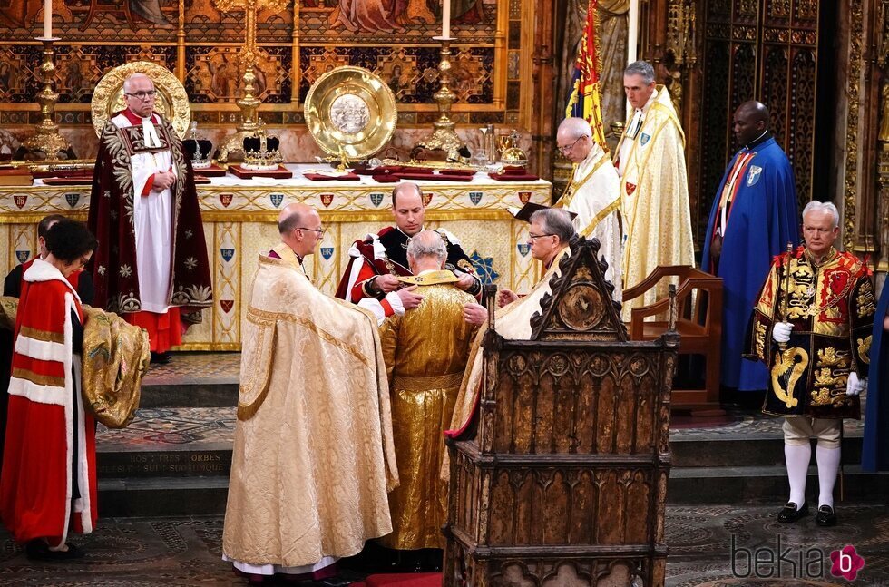 El Príncipe Guillermo coloca al Rey Carlos III la Estola de la Coronación