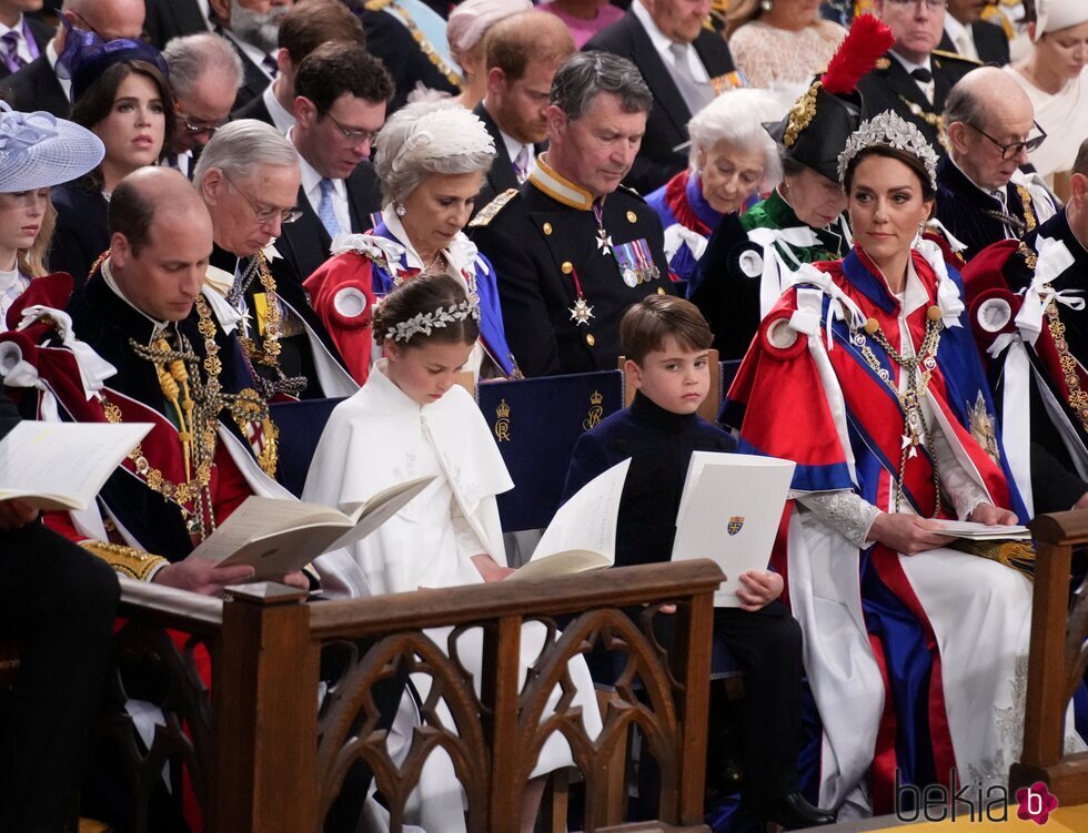 El Príncipe Harry en la tercera fila de la Abadía de Westminster en la Coronación de Carlos III