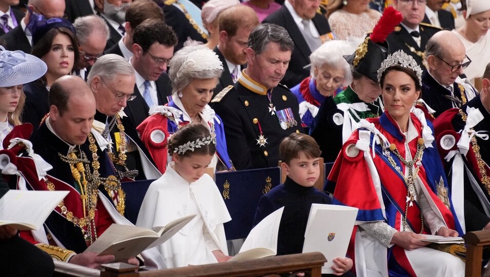 El Príncipe Harry en la tercera fila de la Abadía de Westminster en la Coronación de Carlos III