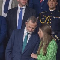 La Infanta Sofía hablando con Felipe VI en la final de la Copa del Rey 2023