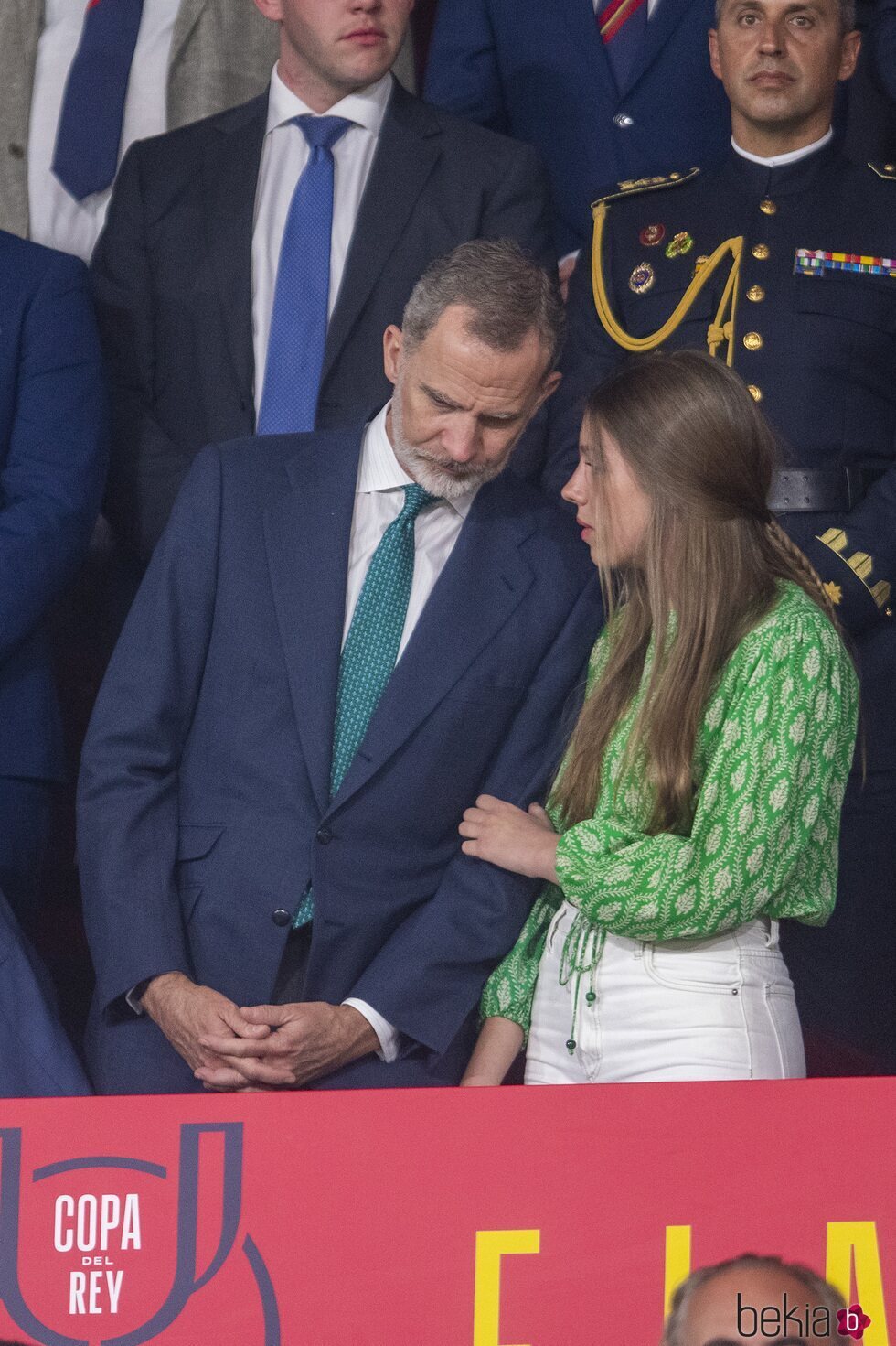 La Infanta Sofía hablando con Felipe VI en la final de la Copa del Rey 2023