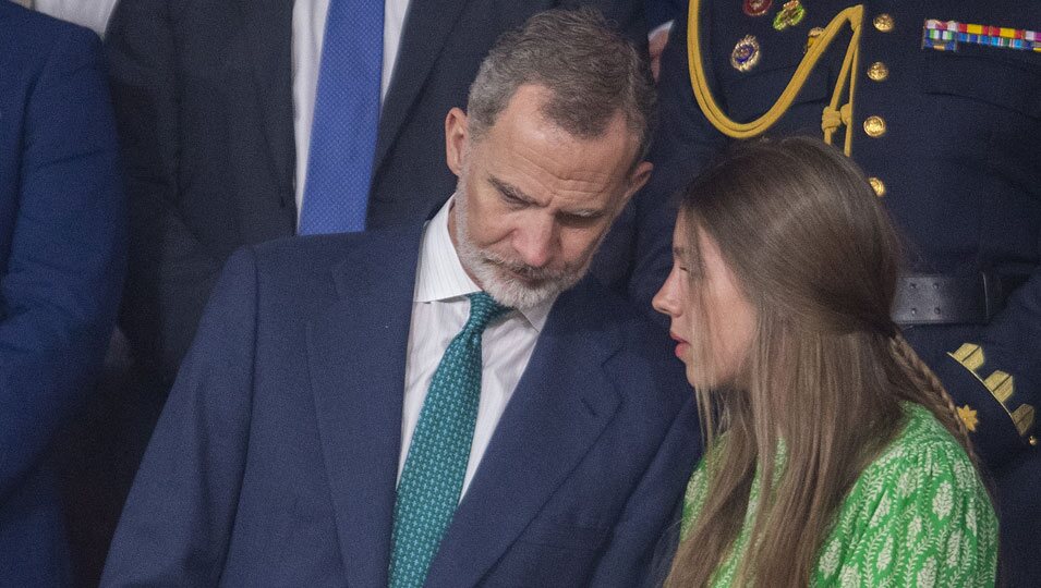 La Infanta Sofía hablando con Felipe VI en la final de la Copa del Rey 2023